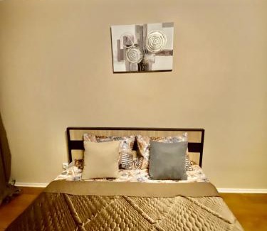 Dniprovs'kyi District Apartment | ЗАВЖДИ СВІТЛО! Подобово в 2 хвилинах від метро Чернігівська ТЦ Проспект Серце МВЦ Ожоговий центр