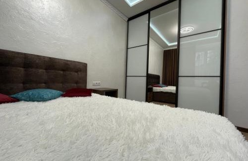 Prospekt Svobody Apartment | Тиха квартира з балконом в центрі біля Оперного театру!