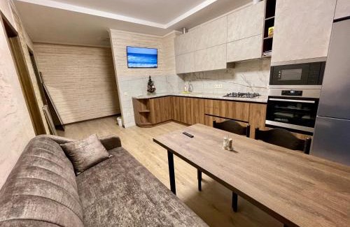 Prospekt Svobody Apartment | Тиха квартира з балконом в центрі біля Оперного театру!