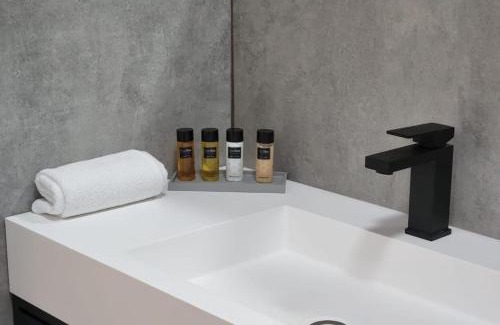 Bruchim Qela' Alon House | אגם בטבע