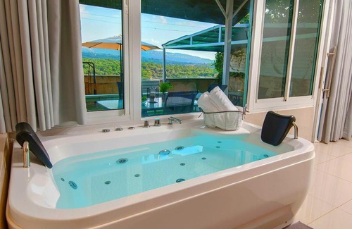 Gornot HaGalil Bed & Breakfast | אדם וחווה - סוויטות מפנקות עם ג'קוזי פרטי ובריכה במתחם מול נוף גלילי מושלם