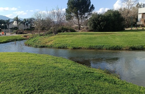 HaGoshrim Condo | דירה פרטית+ חצר חיצונית דירה חמודה לזוגnנחל אמיתי זורם בחצר עם פינת ישיבה מקסימה