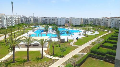 Sidi Abd El-Rahman Apartment | شاليه بروف بامواج الساحل الشمالي 2 نوم و 2 حمام يري البحر و بحيرة الفندقية السعر شاملة شحن كروت الايجار و شحن الكهرباء والمياه و الهاوس كيبينج