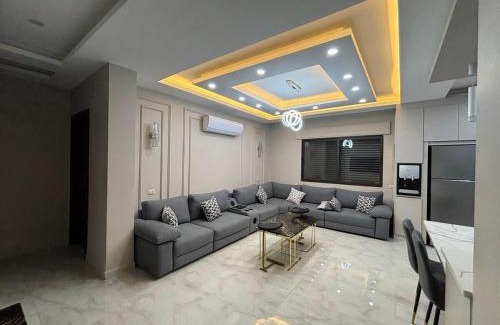 Al Jubeiha Apartment | شقة واسعة مع ترس كبير