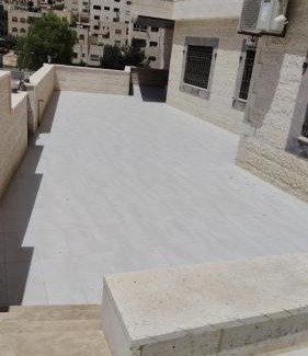 Al Jubeiha Apartment | شقة واسعة مع ترس كبير