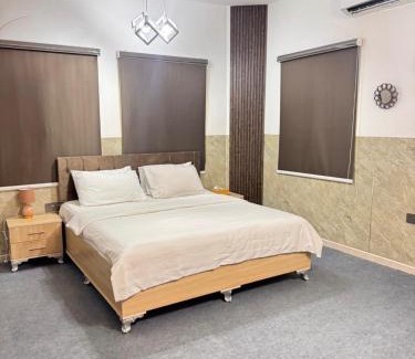 Muscat House | غرف فندقية راقية في شارع الموج - موقع مميز