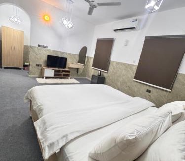 Muscat House | غرف فندقية راقية في شارع الموج - موقع مميز