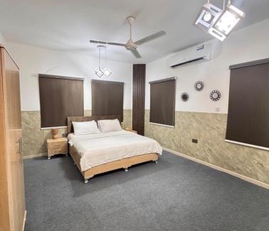 Muscat House | غرف فندقية راقية في شارع الموج - موقع مميز