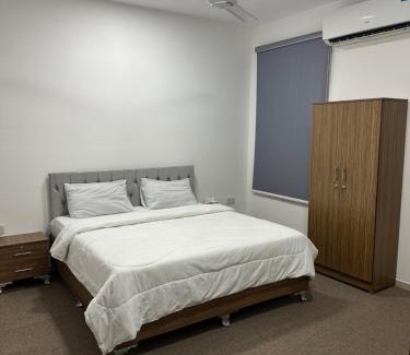 Muscat House | غرف فندقية راقية في شارع الموج - موقع مميز