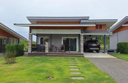 Suan Phueng House | บ้านน้ำผึ้งโฮมสเตย์