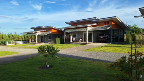 Suan Phueng House | บ้านน้ำผึ้งโฮมสเตย์
