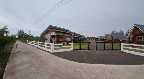 Suan Phueng House | บ้านน้ำผึ้งโฮมสเตย์