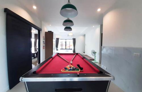 Hua Hin House | บ้านสไลเดอร์แดง พูลวิลล่า 4 ห้องนอน พัก 15-20 คน