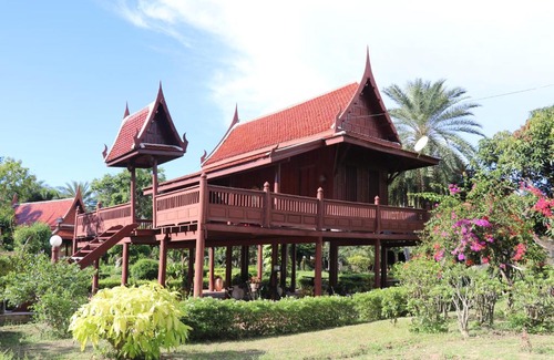 Si Prachan Hotel | บ้านไทยรีสอร์ท