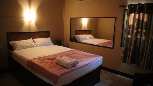 Kanthararom Hotel | ห้องพักทิวไม้