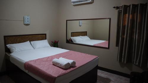Kanthararom Hotel | ห้องพักทิวไม้