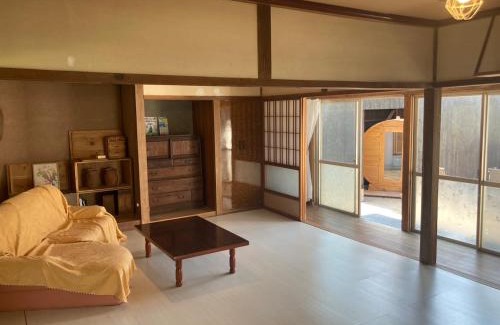 Goto House | なるのいえ 港から徒歩1分 サウナと広々リビングの宿byしまいろ