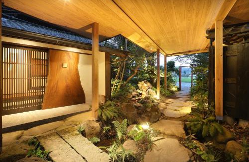 Aso Apartment | 寝室から一望できる阿蘇山の絶景!築200年の歴史ある米蔵をリノベーションした一棟貸しの宿