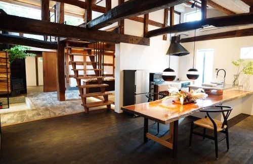 Aso Apartment | 寝室から一望できる阿蘇山の絶景!築200年の歴史ある米蔵をリノベーションした一棟貸しの宿