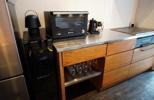 Aso Apartment | 寝室から一望できる阿蘇山の絶景!築200年の歴史ある米蔵をリノベーションした一棟貸しの宿
