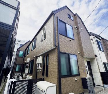 Takadanobaba Apartment | 新宿池袋へ電車で10分の好立地-高田馬場駅前-温もりある木目調デザイン