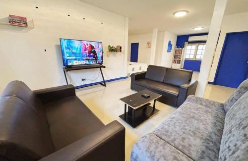 Ratchadaphisek Villa | 曼谷市中心6卧室3卫舒适联排别墅