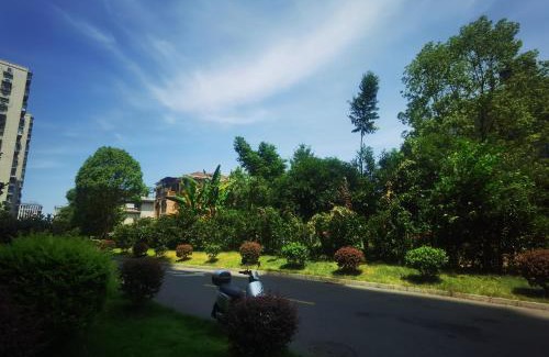 Yongding House | 笑涡SmileNest Downtown Luxury Suite for 2-10 Guests, Zhangjiajie Attraction Ticket Service, Ideal for Couples, Families & Groups