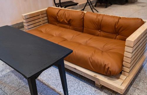 Yuzhong House | 路下 不上不下的房子