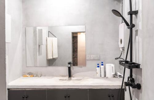 Yuzhong House | 路下 不上不下的房子