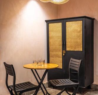 Yuzhong House | 路下 不上不下的房子