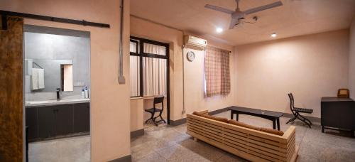 Yuzhong House | 路下 不上不下的房子