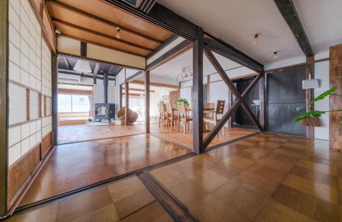 Okaya Apartment | 長野岡谷IC 5分,Private traditional Japanese house,貸切古民家,最大9名,ペットOK, 薪ストーブ