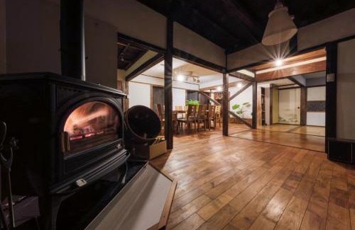 Okaya Apartment | 長野岡谷IC 5分,Private traditional Japanese house,貸切古民家,最大9名,ペットOK, 薪ストーブ