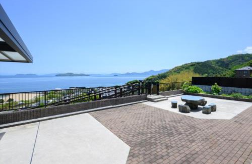 Waki-cho House | 青の宿 The Blue Villa まるで映画のような開放感あふれるオーシャンビュー Open ocean view like in a movie 駐車場2台有り Supported by COCOSTAY