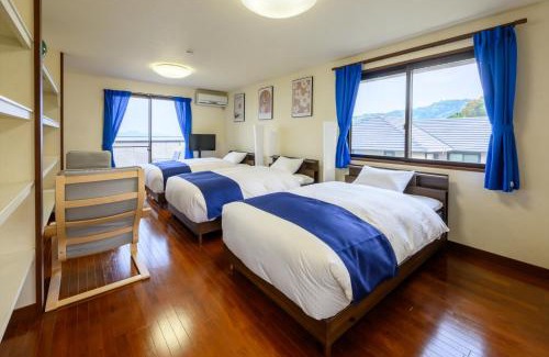 Waki-cho House | 青の宿 The Blue Villa まるで映画のような開放感あふれるオーシャンビュー Open ocean view like in a movie 駐車場2台有り Supported by COCOSTAY