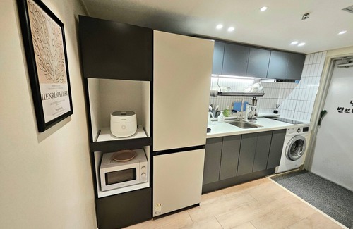Yongin Apartment | 감성복층 주차무료 빔프로젝트 스탠바이미 명지대5분 용인대 에버랜드 용인민속촌 역북지구내 역북동 용인시청
