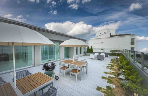 Haeundae House | 해운대 오션뷰120평 3개층 독채펜션/하루 오직 단 한 가족만이 예약가능/4대주차/넷플릭스/빔프로젝트/바베큐그릴