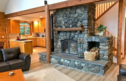 Maple Falls Cabin | 07MF - Lake Front - Hot Tub - BBQ - Sleeps 8 by RedAwning