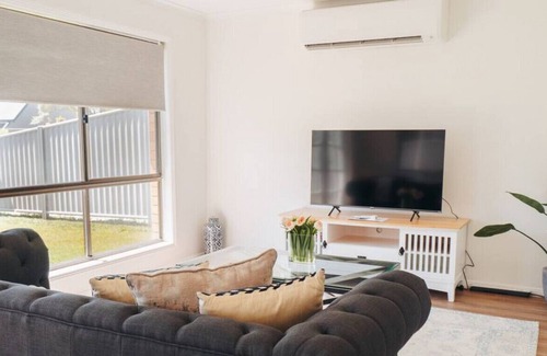 Currimundi House | 1/15 Croydon Av · 2 Bdrm 5min walk to Beach & lake