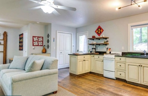 Murphy House | 1.2 miles to John C. Campbell Folk School/Cozy and private mountain get-away!