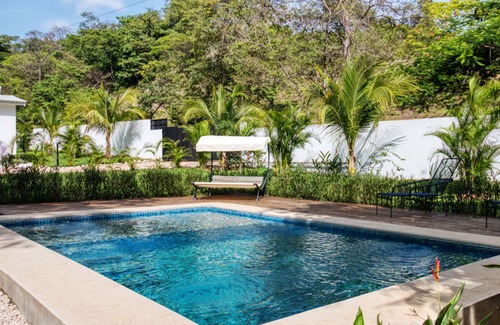 Canafistula Villa | 1 BDR-SLEEPS UP TO 4 - POOL VIEW -10 MIN FROM TAMARINDO BEACH! GATED COMMUNITY