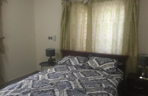 North Legon House | 1 Bed Apartment Sleeps 2 - Parking Garden Wifi