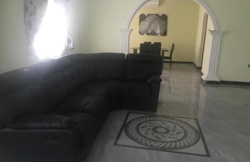 North Legon House | 1 Bed Apartment Sleeps 2 - Parking Garden Wifi