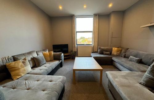 Chapeltown Apartment | 1 bed Apt close to Leeds Arena Sleeps up to 4 people F1