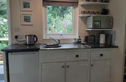 Goldsithney House | 1 Bed Cabin - Sleeps 2 - Garden - Parking - Wifi