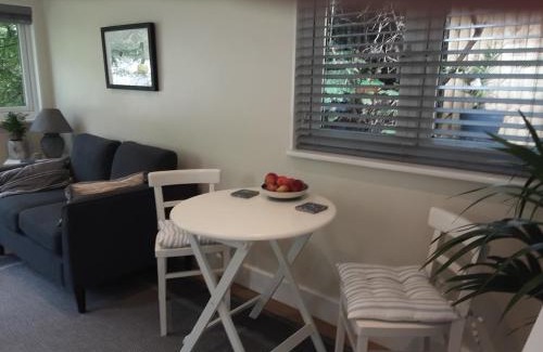 Goldsithney House | 1 Bed Cabin - Sleeps 2 - Garden - Parking - Wifi