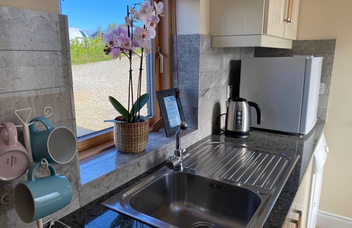 Corofin Cabin | 1 Bed Cabin - Sleeps 2 - Pets - Garden - Parking