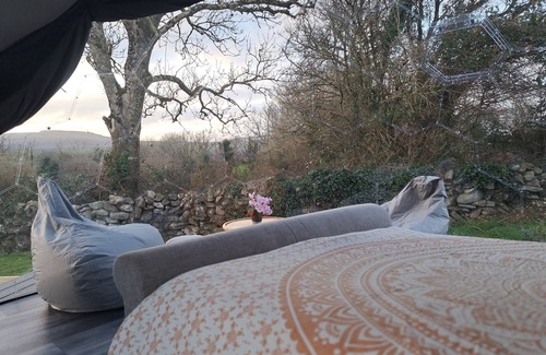 Corofin Cabin | 1 Bed Cabin - Sleeps 2 - Pets - Garden - Parking