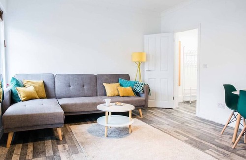 Newport Condo | 1 bed central Newport Apartment, sleeps 3