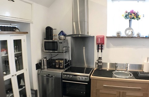 Cauldon Low House | 1 Bed Charming Cottage Barn Alton Towers Polar Bears Peak District